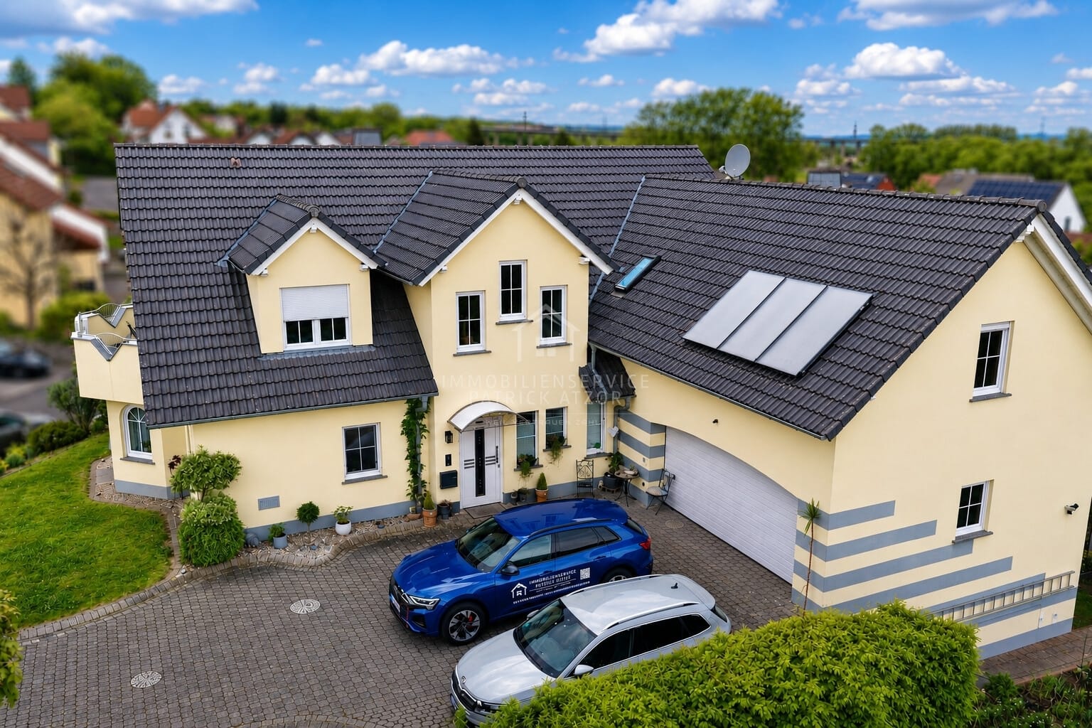 Umfangreich modernisiertes Zweifamilienhaus mit 3 nutzbaren Einheiten, Terrassen, Balkon und Garage