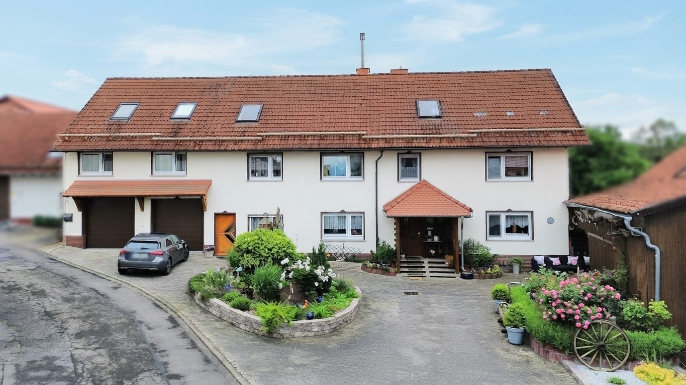 Mehrgenerationenhaus mit Haupthaus, zwei separaten Wohnungen über der Garage und Garten in Lautertal