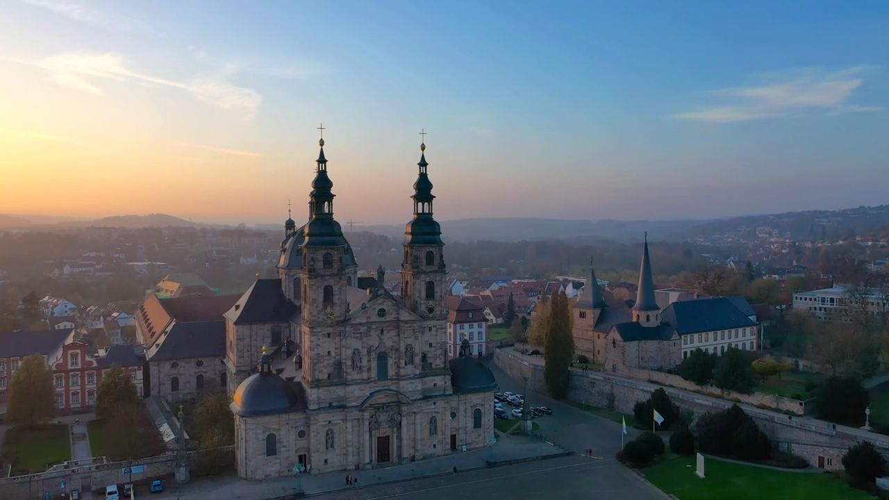 Fulda mit Dom und Michaelskirche im Morgenlicht, eigene Drohnenaufnahme