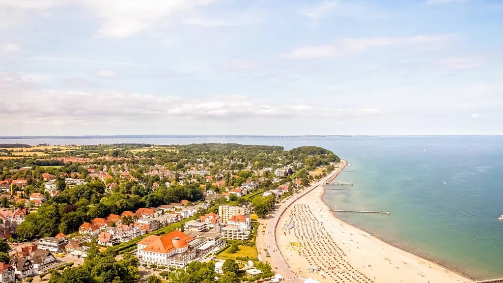 Travemünde von oben: Strand, Strandpromenade und Ostsee